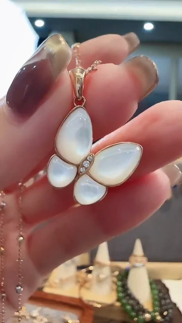 18K金镶嵌贝壳（贝母）吊坠不含链18K金钻石蝴蝶吊坠