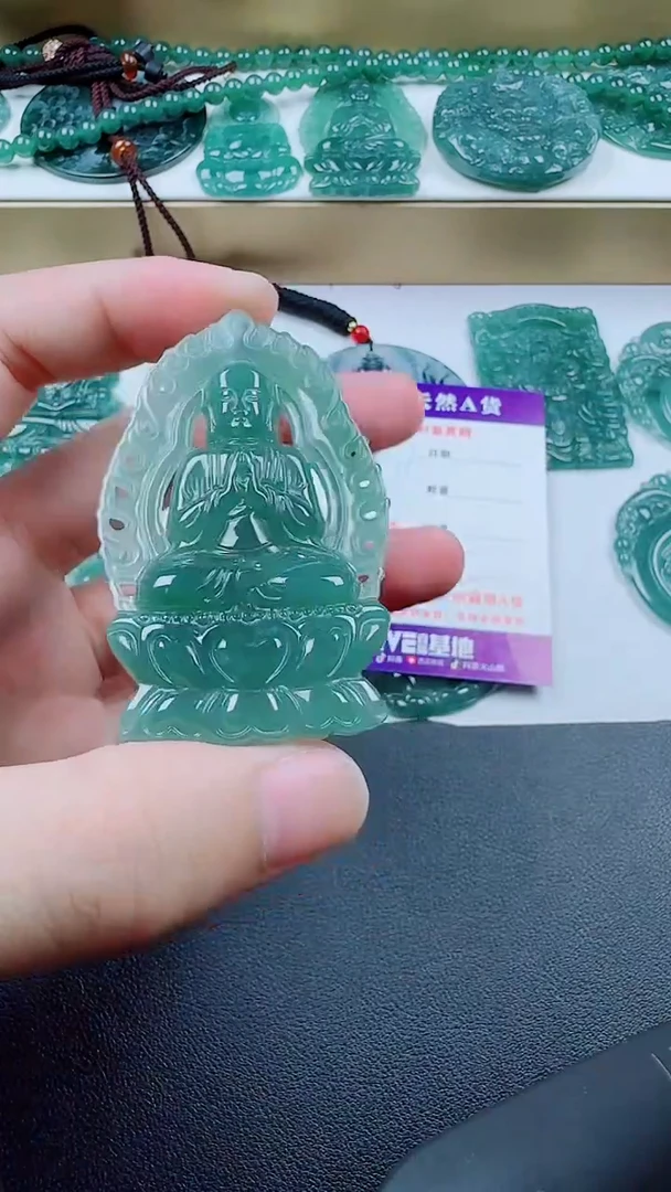 翡翠未镶嵌颈饰大日如来多样性发其一