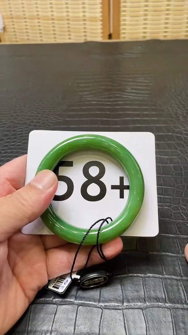 和田玉（碧玉）手镯未镶嵌一个