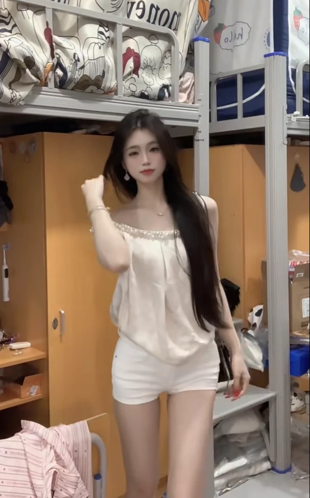 夏季新款纯欲辣妹风一字肩白色露肩上衣+白色显瘦短裤女小众高级