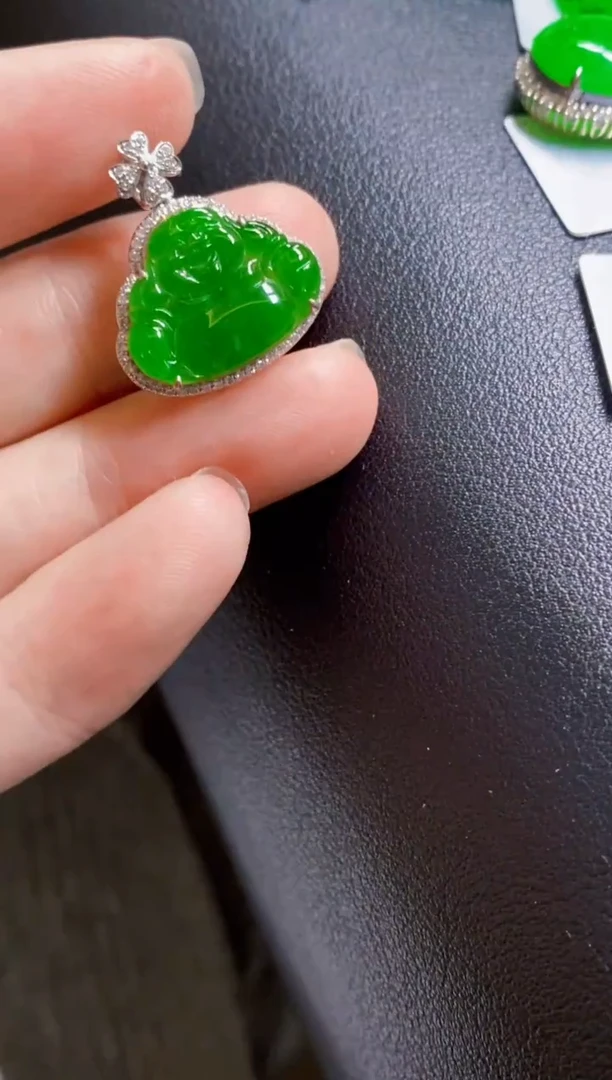 颈饰18K金镶嵌翡翠佛公