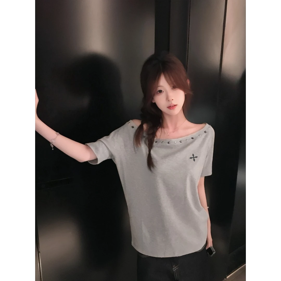 SUMBUR美式辣妹斜肩短袖t恤女夏季新款休闲简约铆钉修身显瘦上衣