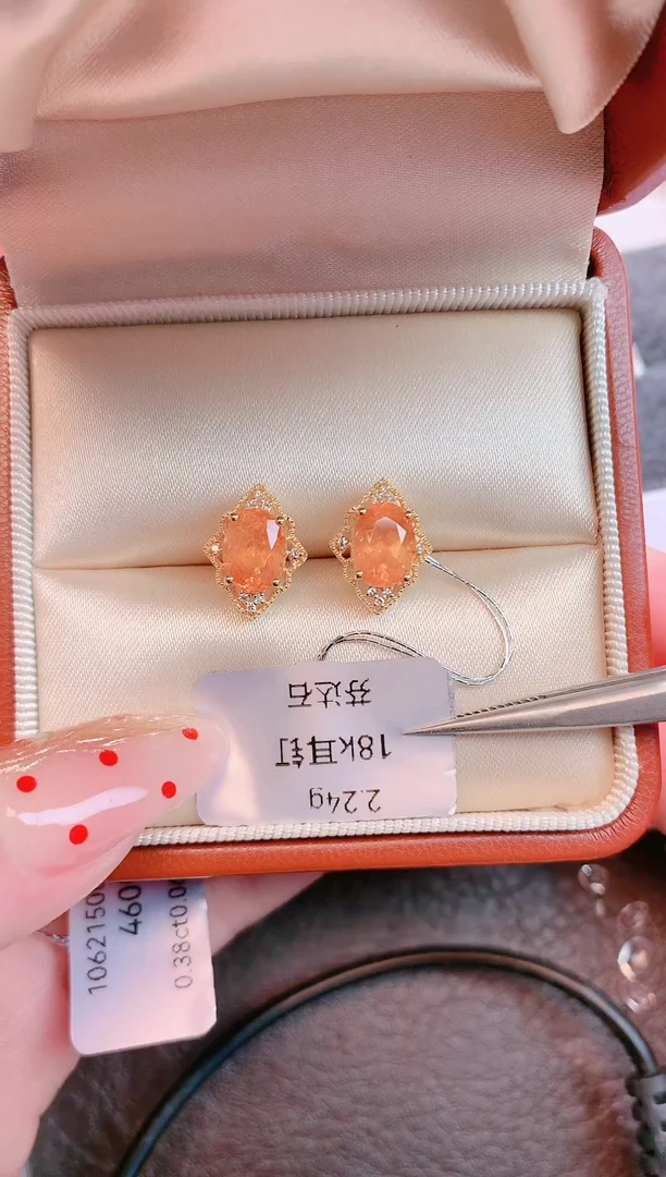 18K金镶嵌耳钉石榴石（芬达石）一对