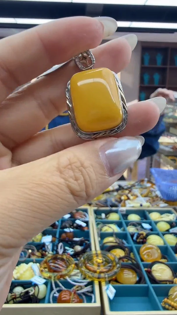 琥珀颈饰未镶嵌190秒拍号 假一罚三