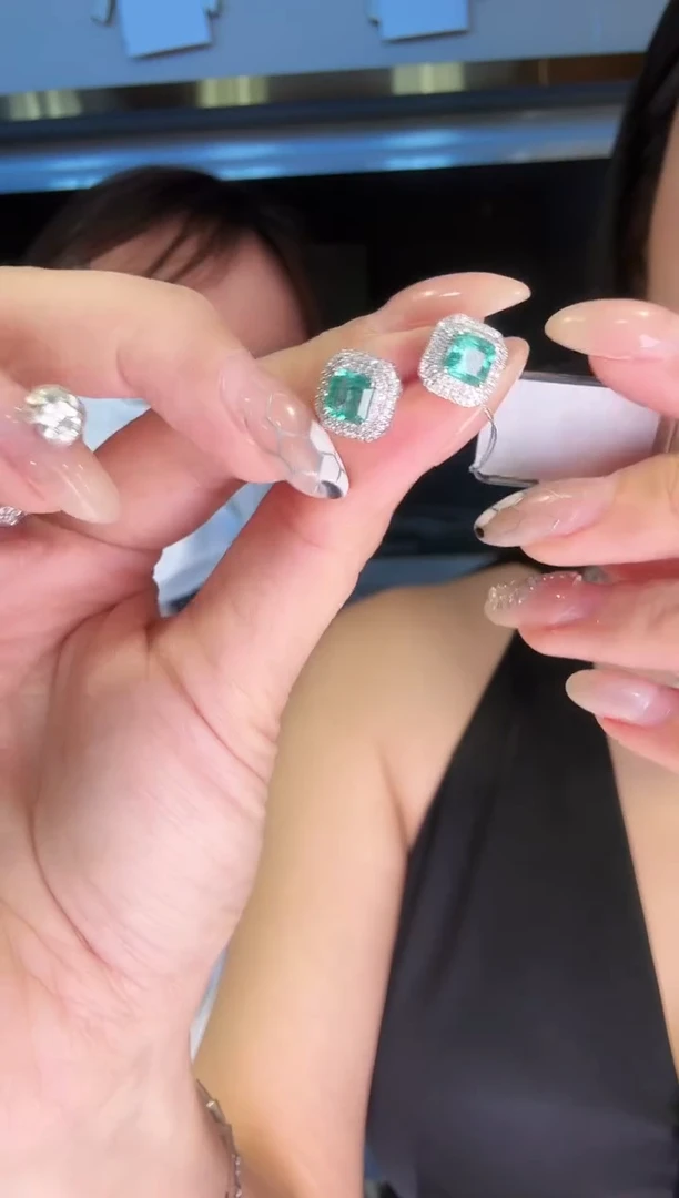 18K金镶嵌耳饰祖母绿1.30ct