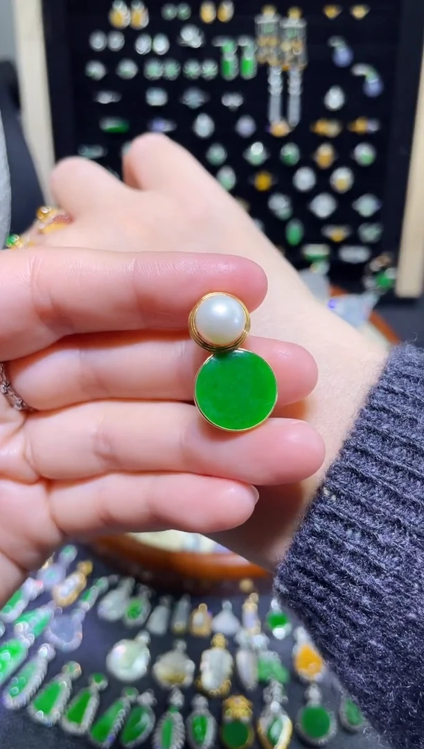 【闪购商品】翡翠颈饰18K金镶嵌满绿圆牌吊坠