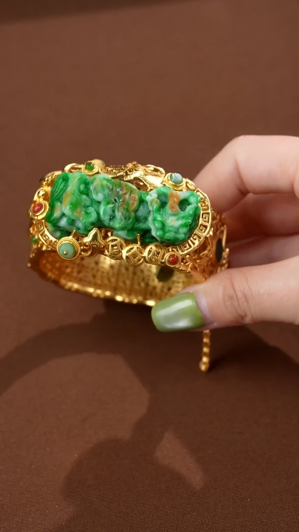 颈饰未镶嵌翡翠手镯