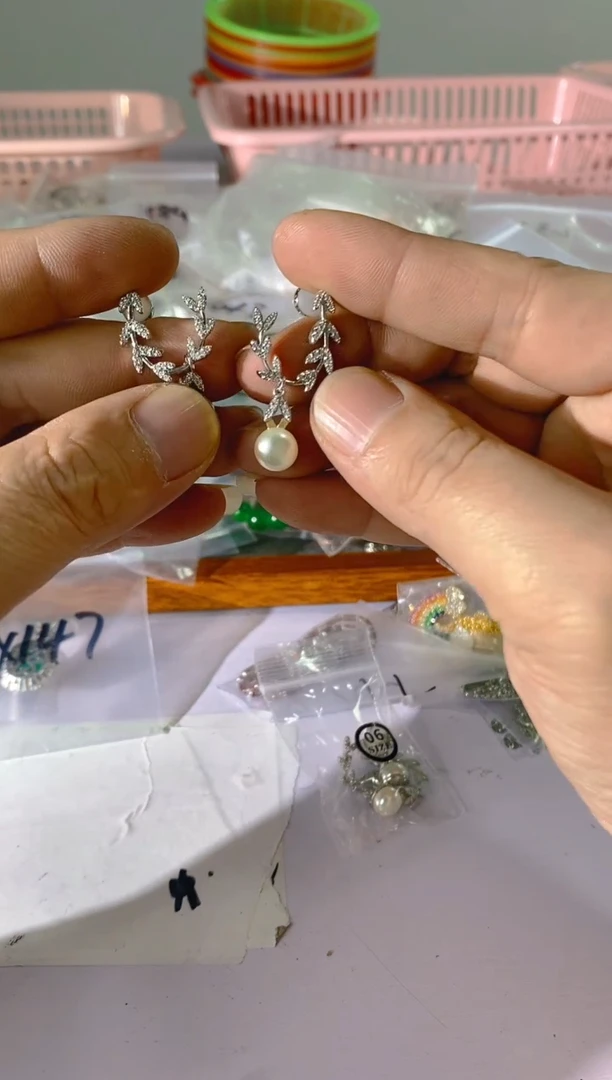 【闪购商品】水晶颈饰银S925镶嵌X403红宝，蓝宝，多样性发一件赠链