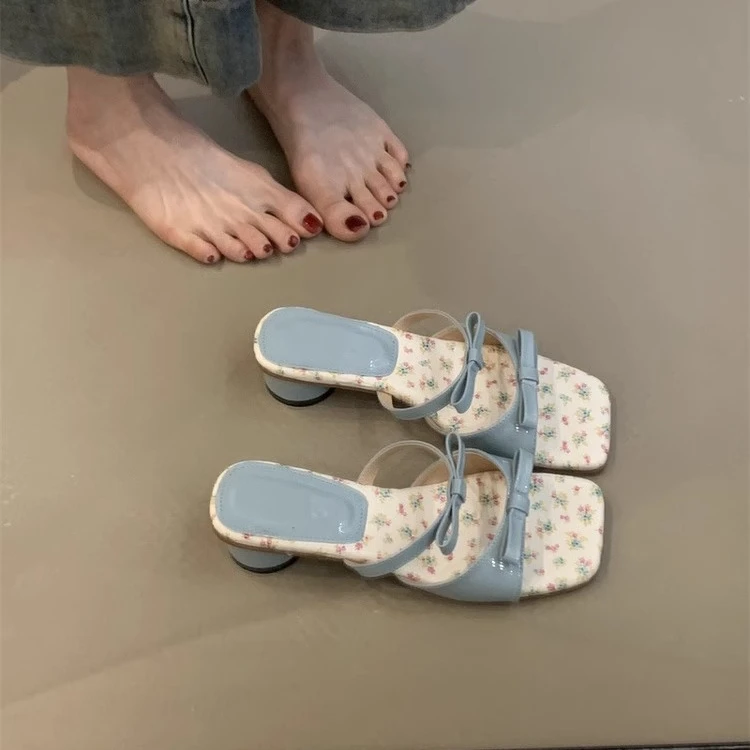 甜美风粗跟凉鞋女夏季2025年新款小碎花蝴蝶结一脚蹬高跟凉拖鞋