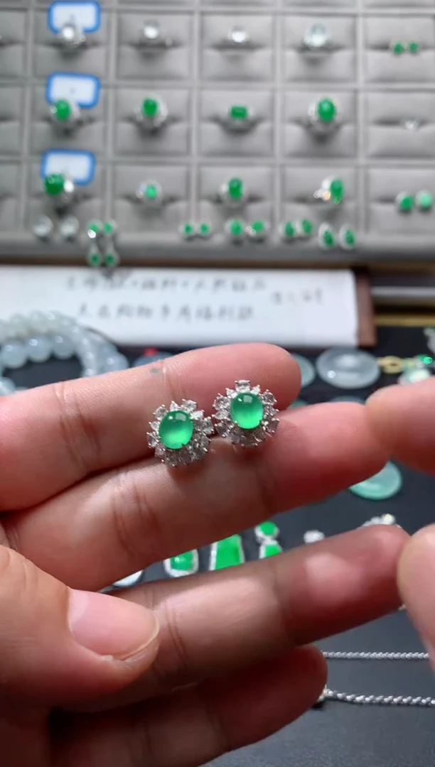 18K金镶嵌翡翠耳饰18K翡翠