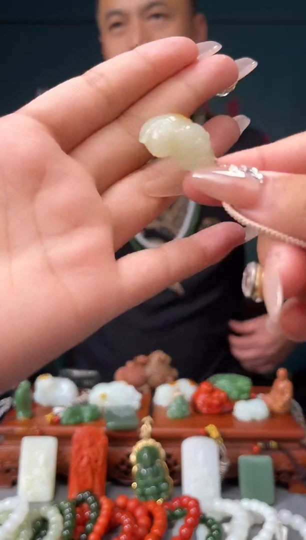 和田玉未镶嵌颈饰吊坠