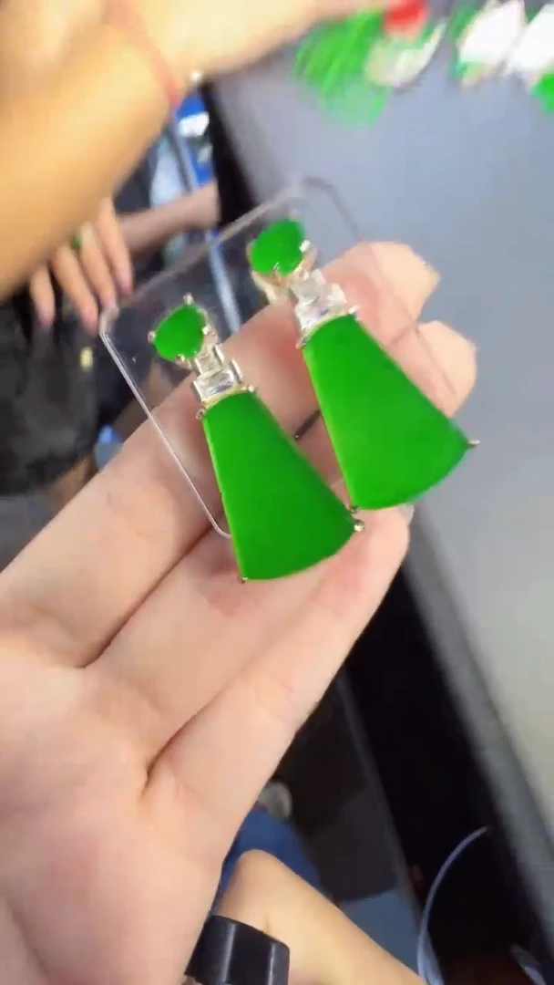 定制翡翠未镶嵌翡翠A货有轻微色差属于正常现象，无事牌耳钉1