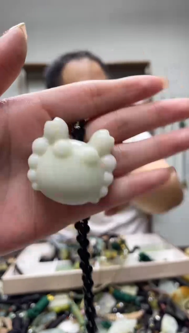 未镶嵌岫玉吊坠`