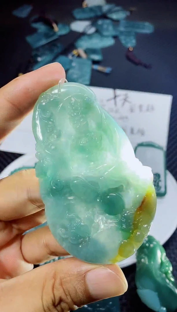 翡翠未镶嵌颈饰