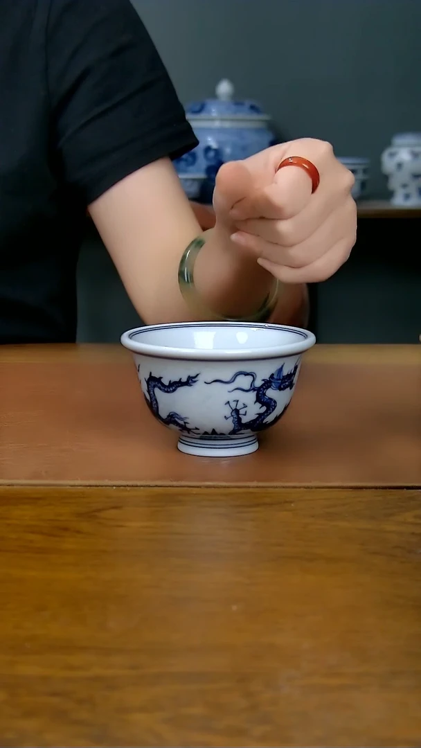 陶瓷仿明淡海水双龙压手杯（柴窑）