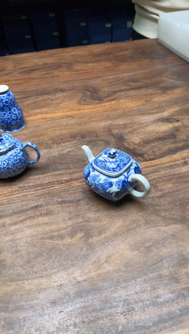 知竹山房 满地荷花壶