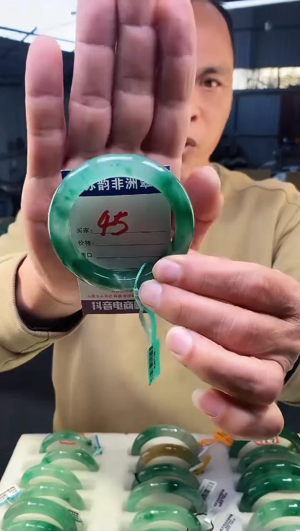 未镶嵌手镯石英质玉（非洲翠）阳绿色冰透感手镯