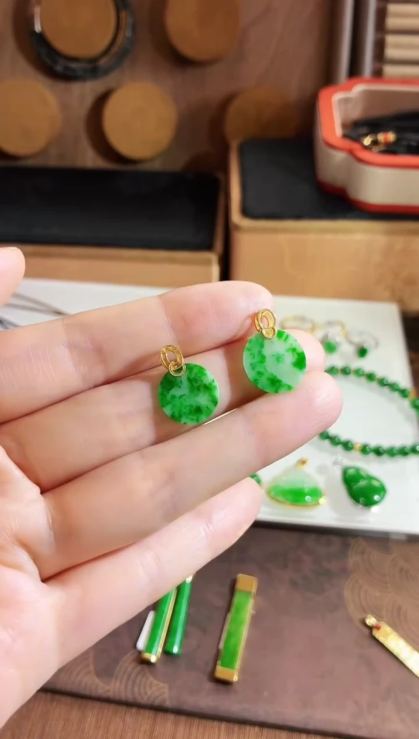 颈饰18K金镶嵌翡翠多样性发货 发其一