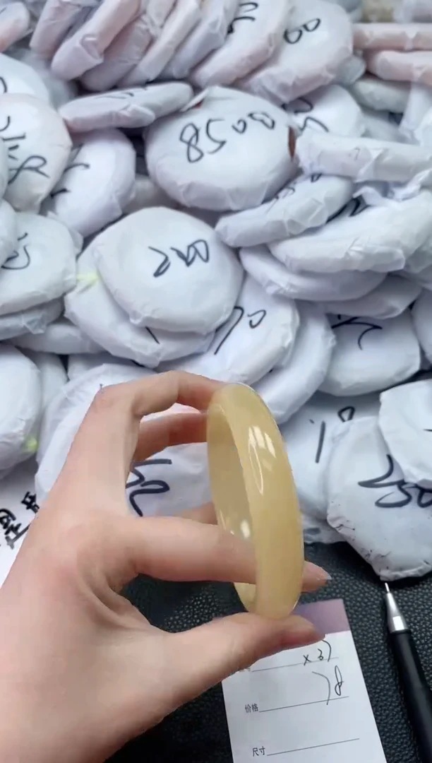 【闪购商品】石英质玉手镯未镶嵌X37