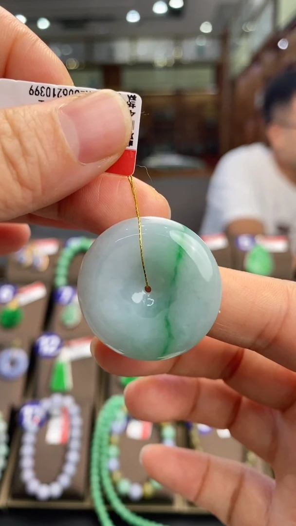 翡翠未镶嵌颈饰平安扣