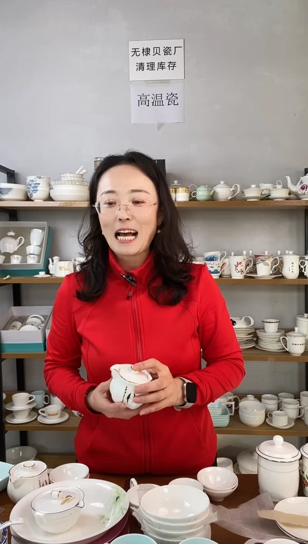 竖纹无把小鱼茶壶一个带两个荷花茶杯