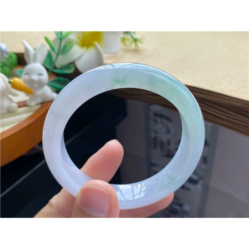11.4批10229号手镯，52.7-12.2-8.1浅绿底飘绿花！绿意很清新温柔