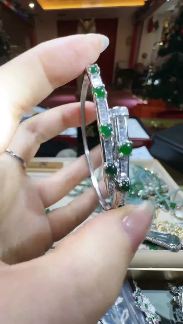 【闪购商品】翡翠吊坠(不含链)未镶嵌翡翠