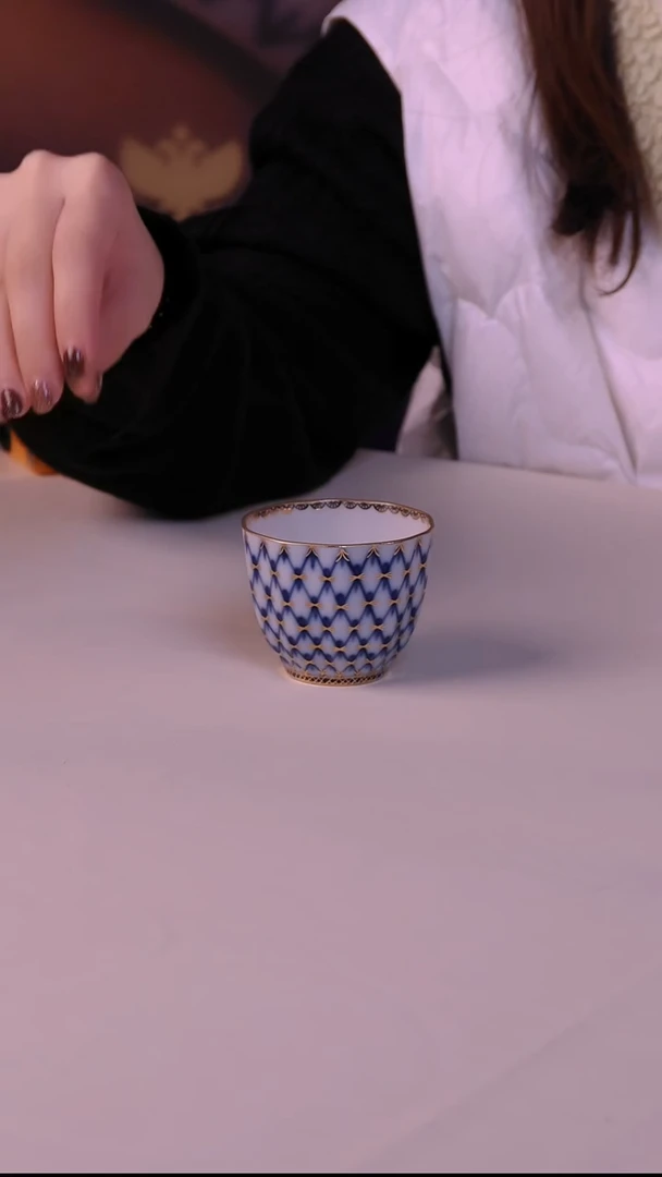 俄皇 钴蓝网文 手握杯
