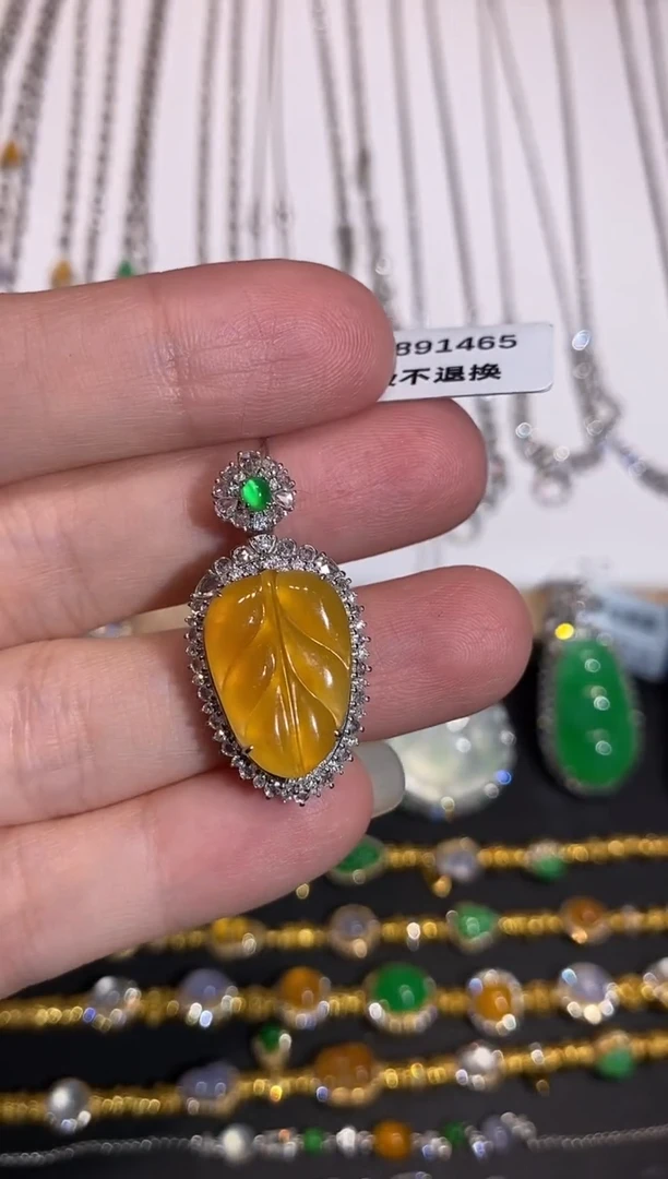 颈饰18K金镶嵌翡翠吊坠
