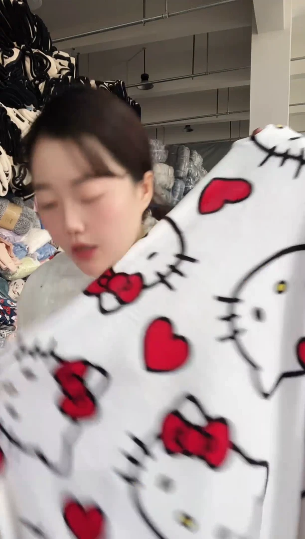 混纺主播手上展示的产品