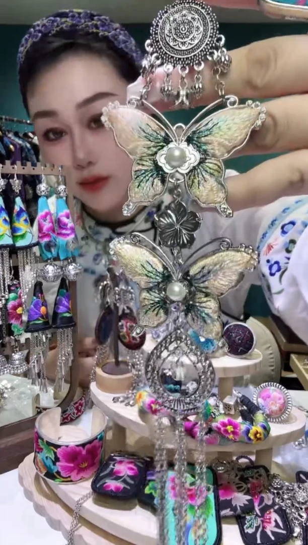 刺绣纯手工苗绣非遗压襟