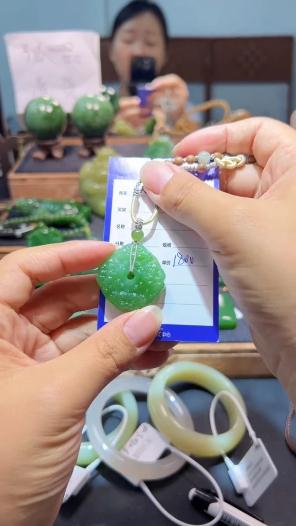 颈饰未镶嵌和田玉（碧玉）1