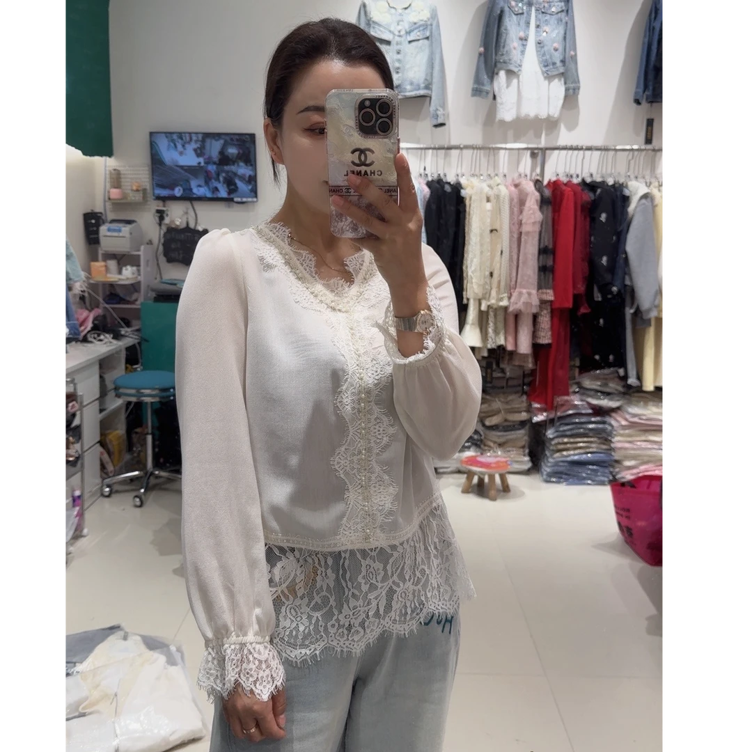 时尚蕾丝V领百搭套头衬衣