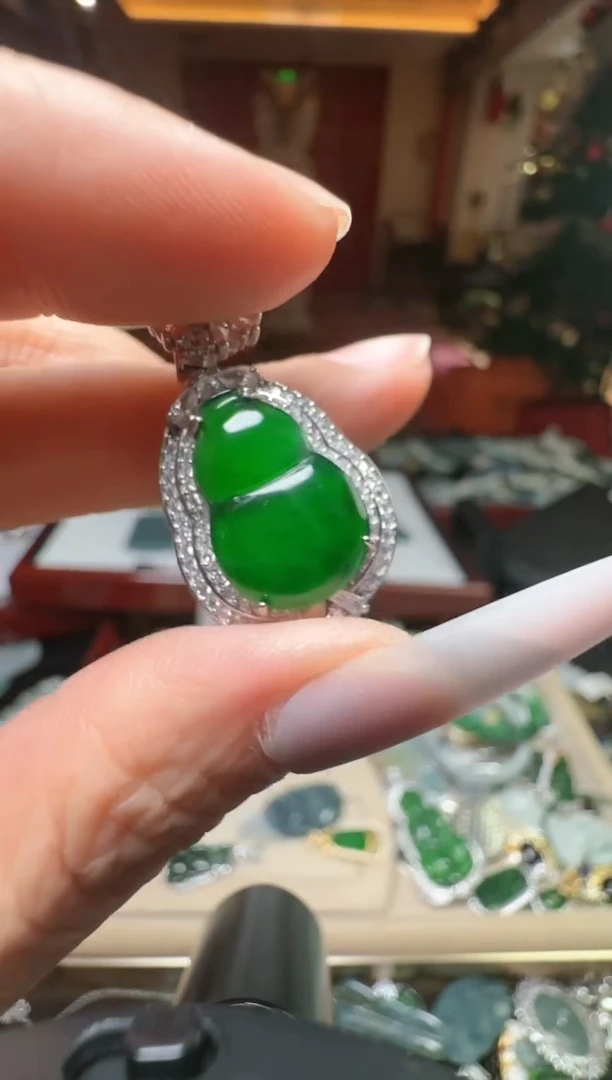 【闪购商品】翡翠吊坠(不含链)未镶嵌翡翠