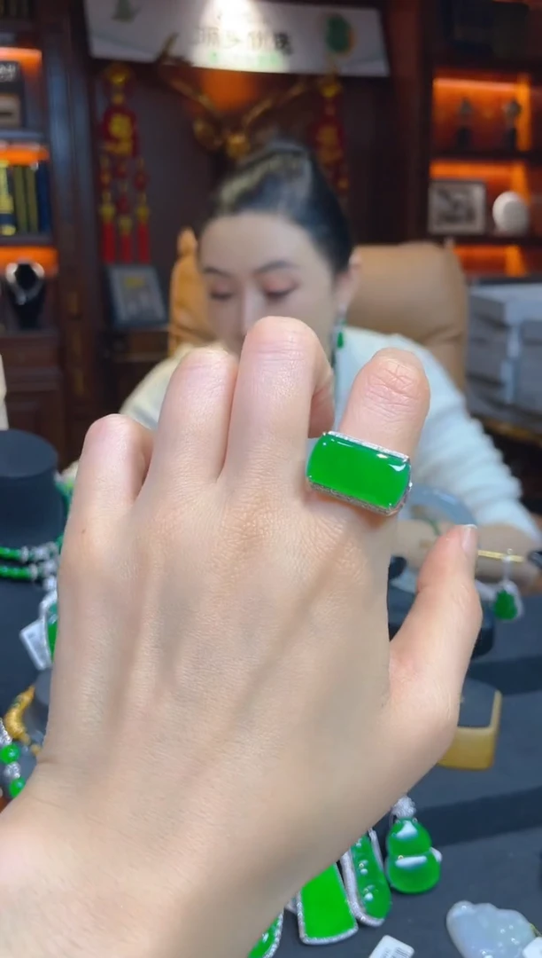 【闪购商品】翡翠戒指18K金镶嵌119574天然A货翡翠戒指