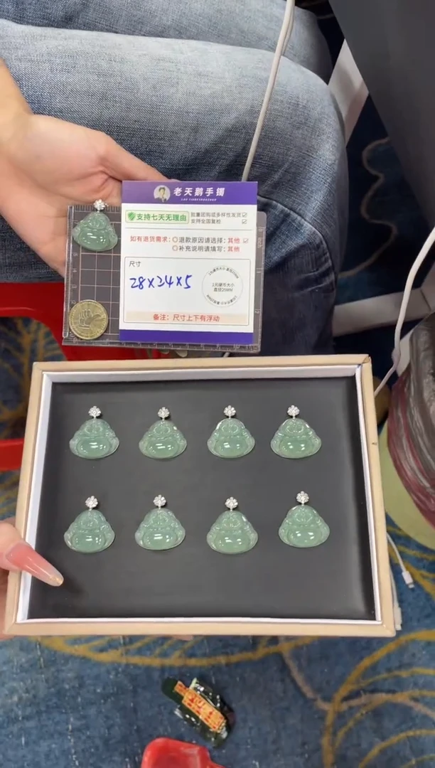 18K金镶嵌挂件翡翠绿底佛公FL18/多样性发其一CP配绳