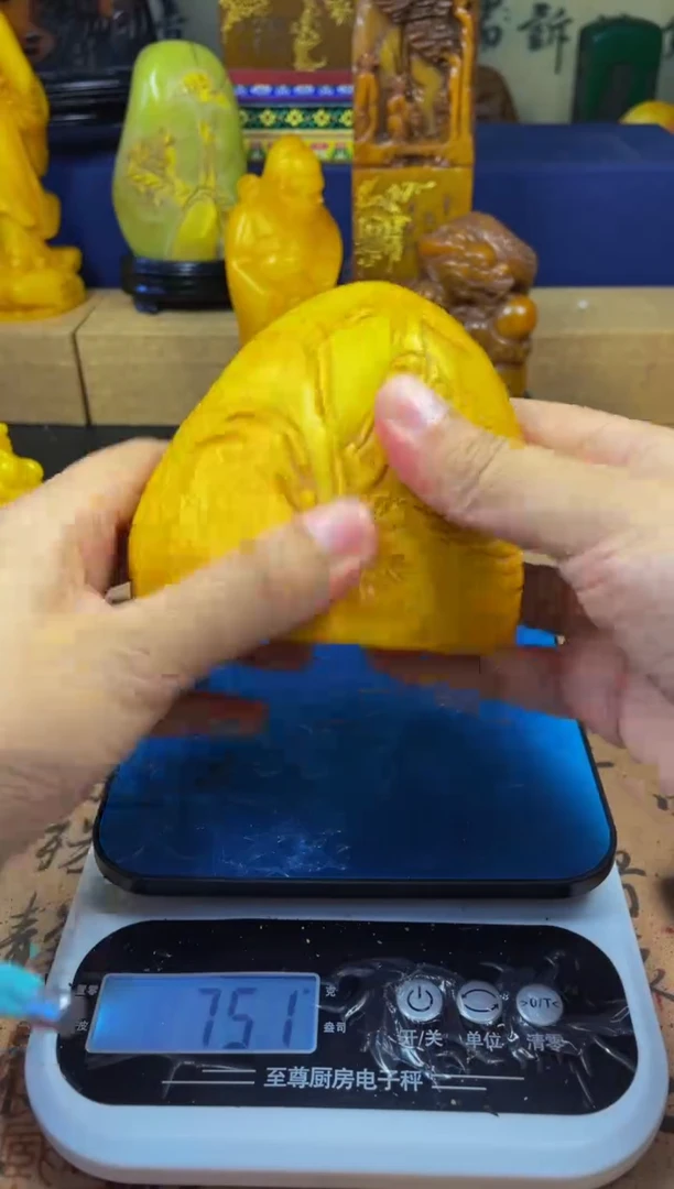 寿山石印石鸡油黄石皮薄意雕随形章（山鸡自爱其羽）