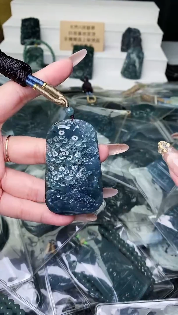 颈饰未镶嵌翡翠