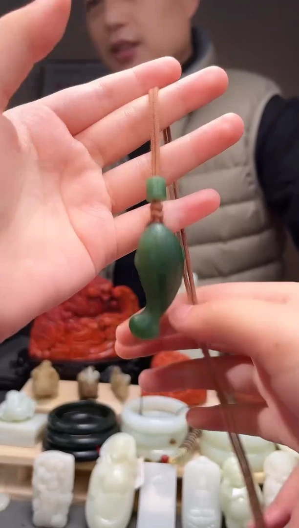 颈饰未镶嵌和田玉吊坠