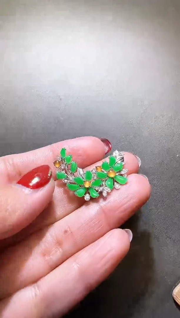 【闪购商品】翡翠颈饰18K金镶嵌翡翠雏菊胸吊两用