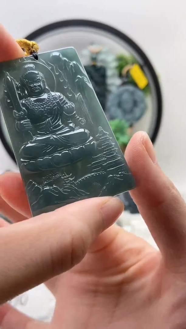 翡翠未镶嵌颈饰不动明王