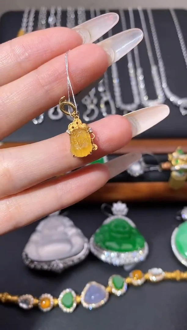 颈饰18K金镶嵌翡翠吊坠