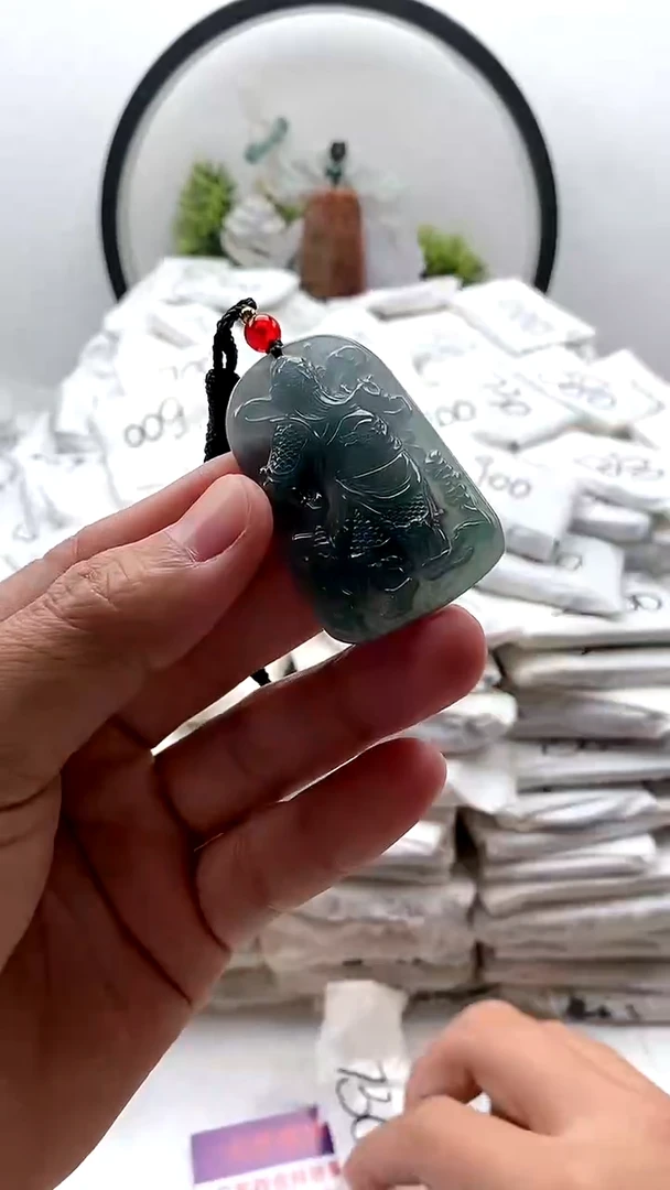 翡翠未镶嵌颈饰关公