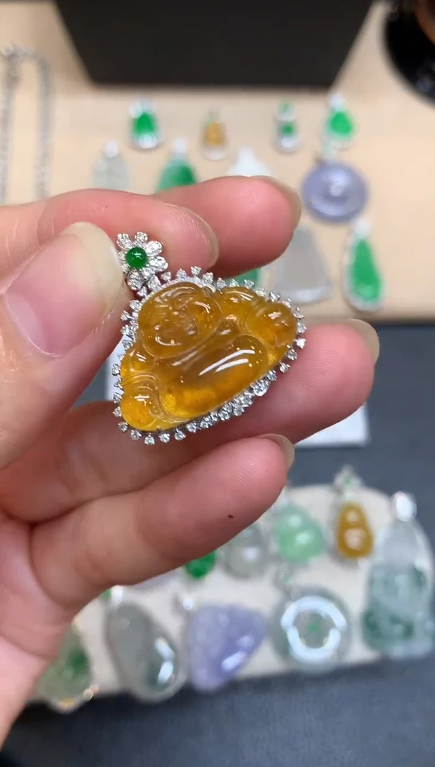 颈饰18K金镶嵌翡翠佛公【无服务费