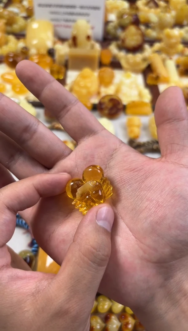 未镶嵌琥珀裸石螃蟹