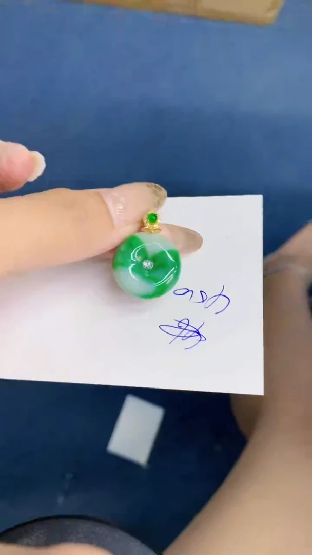 翡翠未镶嵌颈饰 1