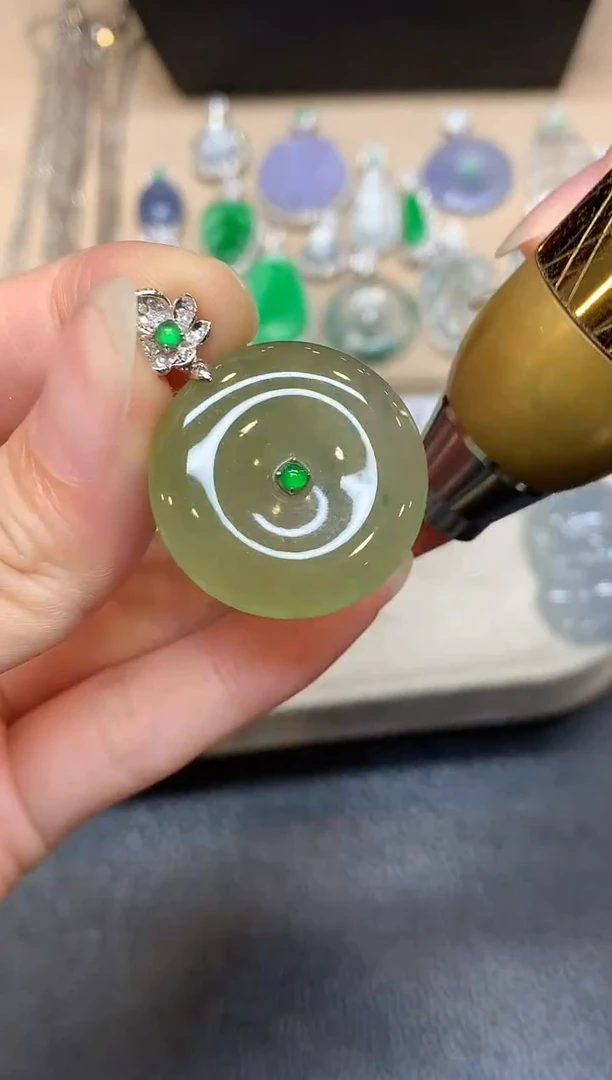 颈饰18K金镶嵌翡翠平安扣【无服务费