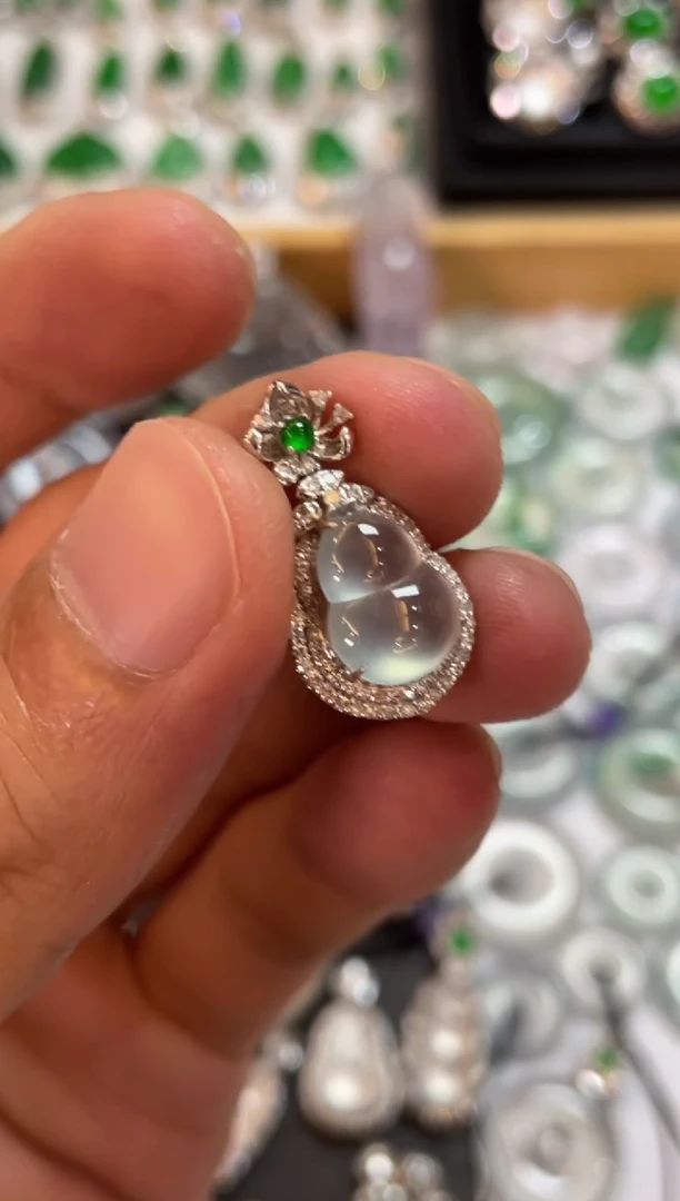 翡翠18K金镶嵌吊坠(不含链)葫芦