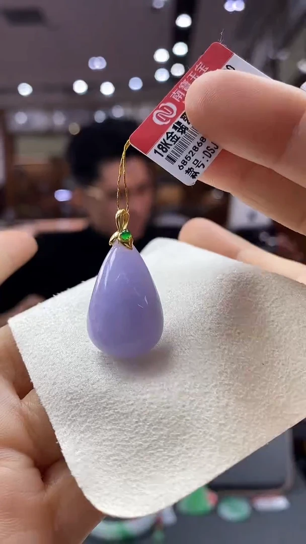 颈饰18K金镶嵌翡翠水滴