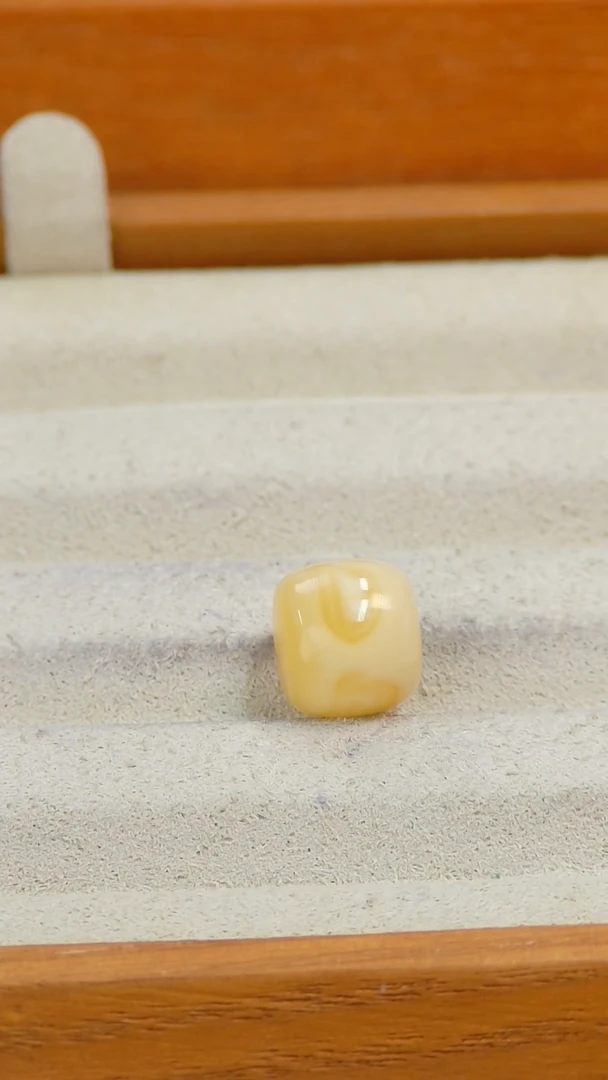 【闪购商品】蜜蜡裸石未镶嵌俄料微瑕11*9.9MM0.843克